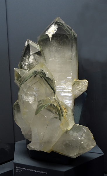 grosse Quarzgruppe mit Chloritphantomen| H: 60 cm; F: Viaplana, Sils im Domleschg, GR 