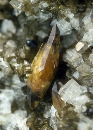 Titanit mit Magnetit| In der Lärcheltini-Zone eine Seltenheit: Titanit (Länge bis 4 mm) mit Magnetit und aufgewachsenem prismatischem Rutil 