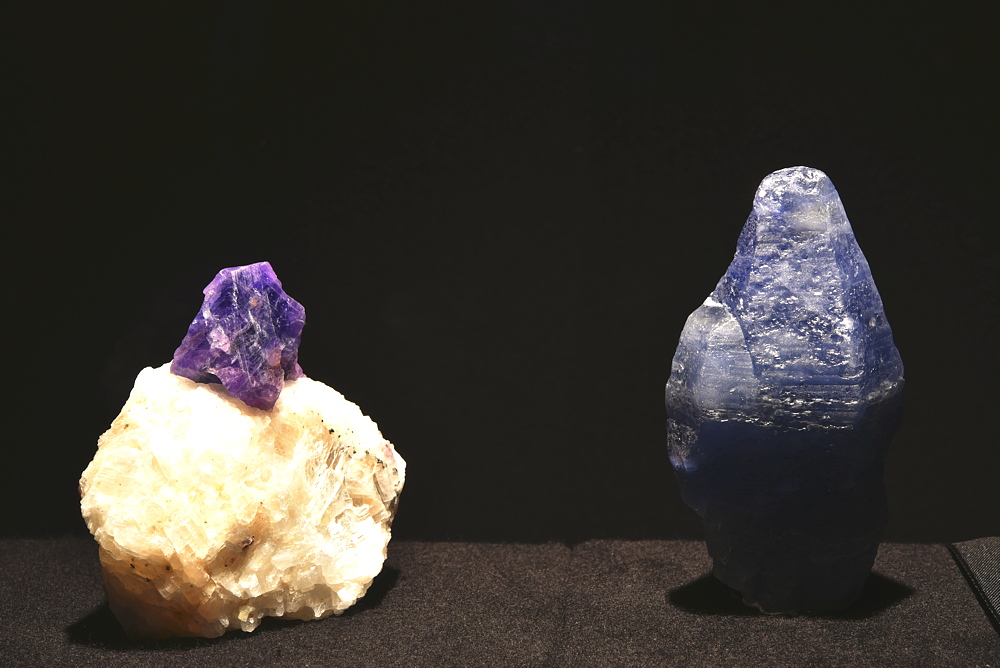 Saphire| links: H: 7.5 cm; F: Pakistan; Sammlung: Euene S. Meieran; rechts: 'The Cornflower Blue Giant', H: 9.3 cm; F: Inn Gang-Mine, Mogok, Burma; Sammlung: Federico Bärlocher 