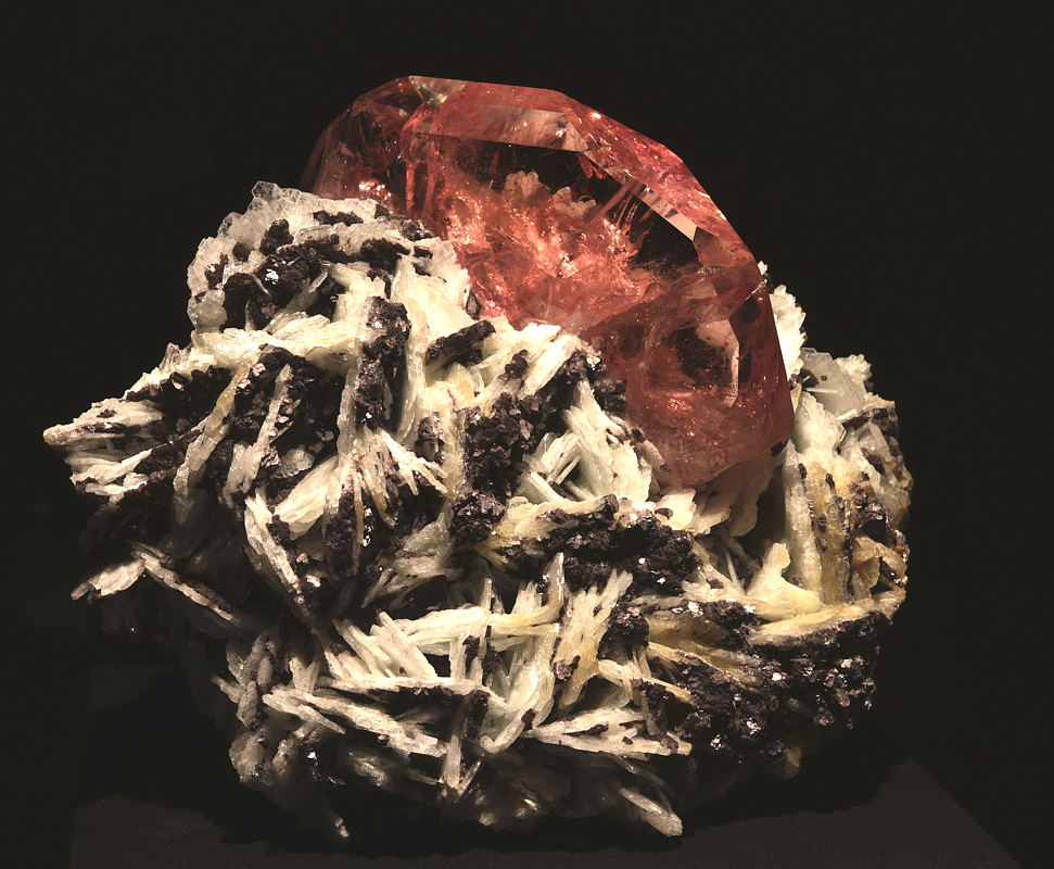 Morganit| BK: 12 cm; F: Pederneira Mine, Minas Gerais, Brasilien; Sammlung: Houston Museum of Natural Science 