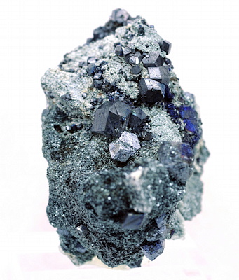 Magenetit-Kristalle| in schönenen Rhomben-Dodekaedern und teilweise mit Anlauffarben; KL: 15mm; Fundort: Felbertal