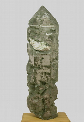 Angelöster Quarz| mit wenig Chlorit; H: 18cm; Fundort: Osttirol, Löppensee