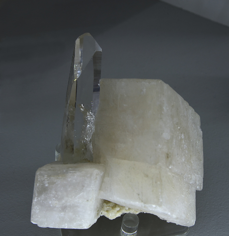 Quarz mit Calcit| H: ca. 5 cm; F: Maronne, la Garde, Isère, F; Sammlung: Muséum National d'Histoire Naturelle, Paris 