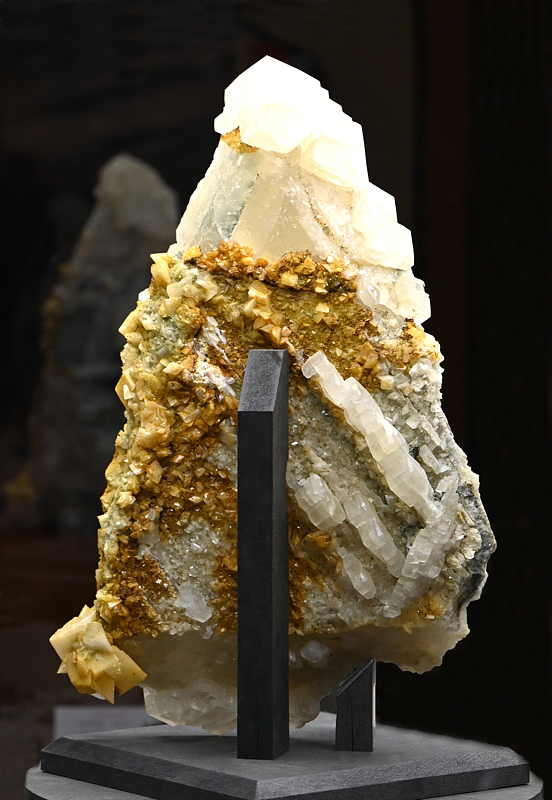 grosse Calcitstufe (Rückseite)| mit 3 verschiedenen Kristallformen H: 25 cm; F: Umbaltal; Finder: Reinhold Plaickner