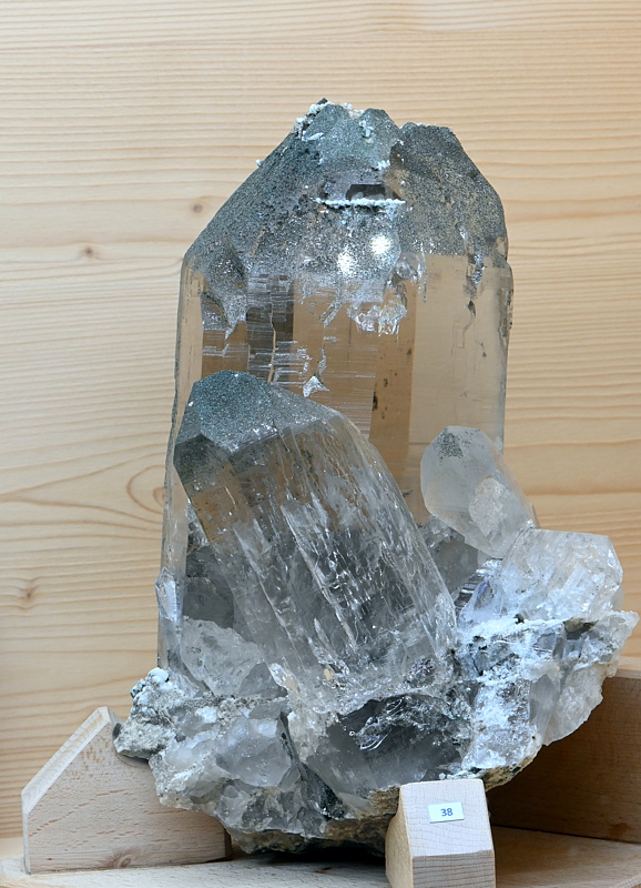 Bergkristallgruppe mit etwas Chlorit| H: 17 cm; F: Rauchkofel; Finder: Oswald Enz, Paul Hofer