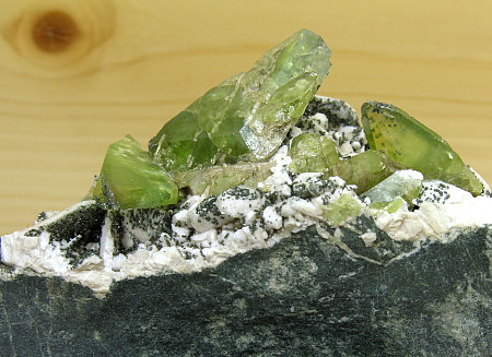 Grosse grüne Sphene auf Chlorit und Periklin| B: 8cm; Fundort: Habachtal; Finder: Kurt Nowak 