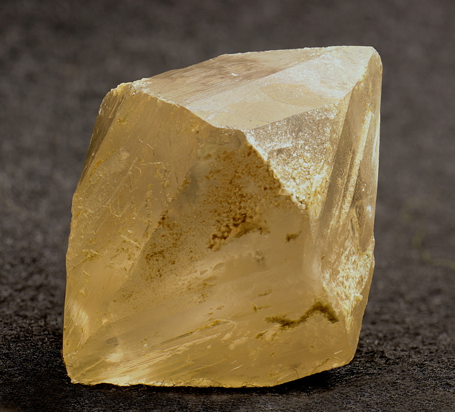 Scheelit-Einzelkristall| KL: ca. 4cm, F: Wolfram Bergbau Mittersill, Westfeld; Sammlung: Axel Mosser. 