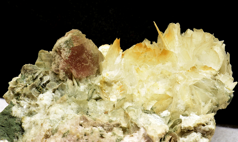 Rosa Fluorit mit Calcit (Blätterspat) und Chlorit| B: ca. 10cm, F: Beryller, Unersulzbachtal; Finder: Kurt Windberger 