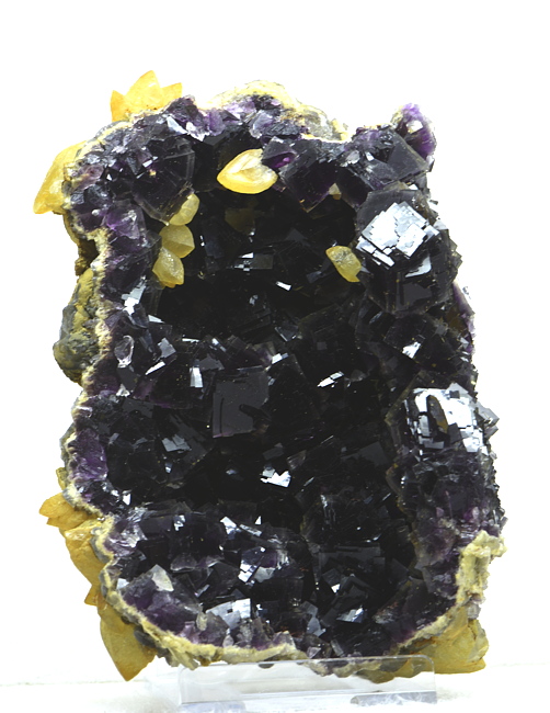 violetter Fluorit mit Calcit| H: ca. 10 cm, F: Weisseck; Finder: Hans Leitner 