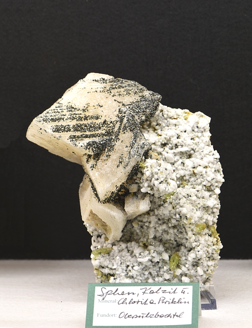 Sphen, Calcit und Chlorit auf Periklin| H: 8 cm; F: Untersulzbachtal; Finder: Kurt Nowak
