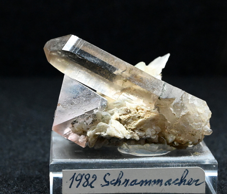 Rosa fluorit auf Rauchquarz| B:6 cm; F: Schrammacher, 1982; Finder: Vinzenz Eller