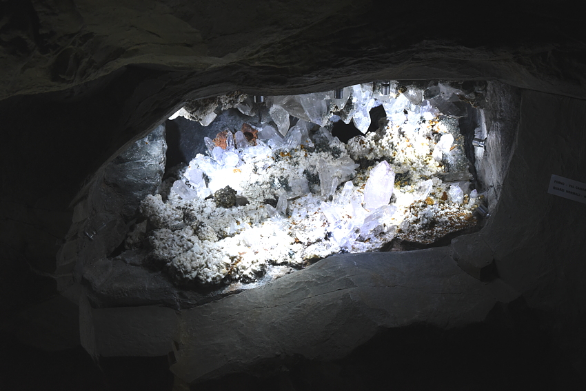 Kluft aus dem Val Canaria, TI | mit Zepterquarzen, Amethysten, Albit, Pyrit u.a.; BB: 140 cm; (D75_1539.jpg)