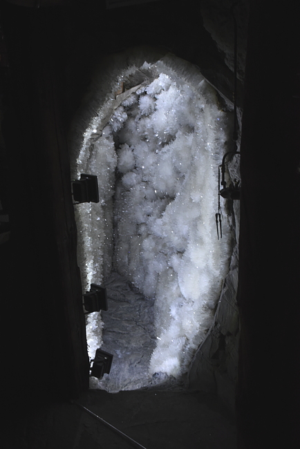 Gesamtansicht der grossen Nadelquarzkluft vom San Giacomo, Val Bedretto, TI | Höhe: 250 cm; Tiefe: 300 cm; (D75_1574.jpg)