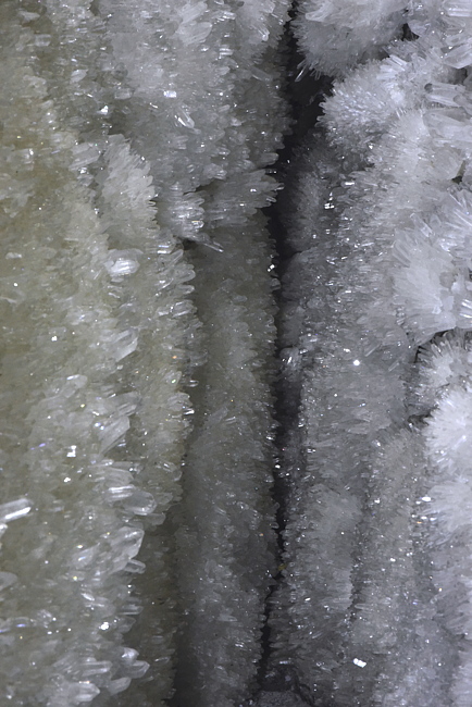 Blick in die auslaufende Spalte der Nadelquarzkluft vom San Giacomo | H: 200 cm; (D75_1579x.jpg)