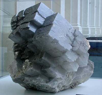Calcit-Riesenrhomboeder vom Gonzen, (SG; Fundjahr:1965), befindet sich in einem eigenen Schaukasten. Der Kristall misst HxBxT:65x55x55cm.