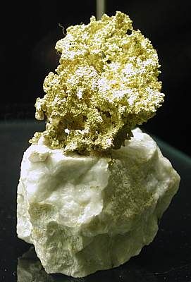 Goldstufe aus USA, (Höhe des Goldaggregates 4.5cm), Grass Valley (Geschenk der Zürich Versicherungen).
