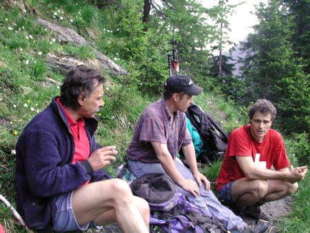 Rast beim Aufstieg nach 50 Min.| von links nach rechts: Alfons Derungs, Michael Flepp und Peter Kreiliger.