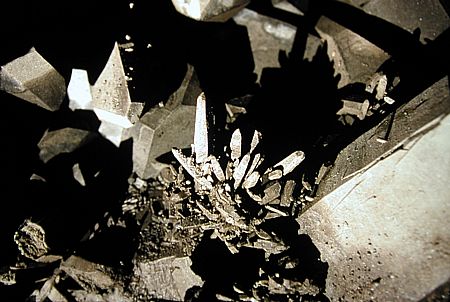 Ein Detail von der Gruppe| noch von Lehm verschmiert kann man aber trotzdem erahnen, dass da auch wunderbare kleinere Kristalle zum Vorschein kommen werden.
