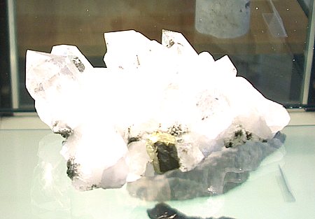 Chalcopyrit auf Quarz|  F: Lötschbergtunnel, VS; B: ca. 9 cm [110]
