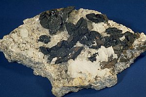 Siderit überwachsen mit kleinen Pyriten aus der Lukmanierschlucht (GR), B: 10cm, Sammlung: Olivier Roth