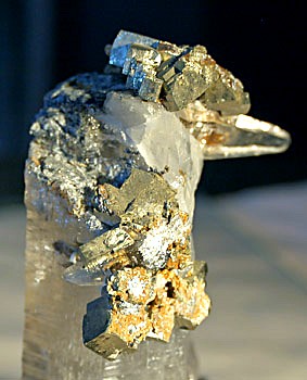 Pyrit auf Tessinerquarz| F: Alpe Cristallina (TI); H: 12cm, Pyrite bis 1cm