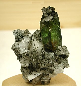 grüner Sphen (Titanit) auf Periklin| Amertal, AT; H: 7cm; Coll. Ernst Wallner