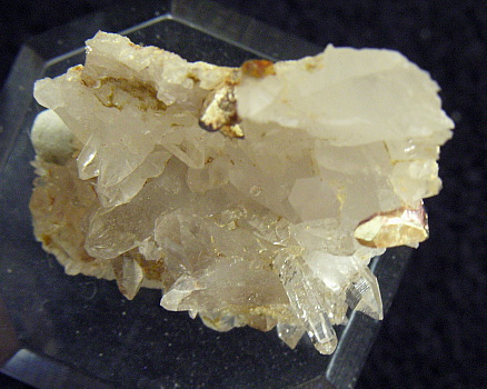 Kluftgold auf Quarz-Kristallen| Lukmanierschlucht, GR; BB: 3cm (Sammlung Ueli Eggenberger)