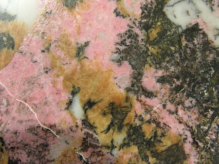 Rhodonit (rosa) / Tinzenit (orange)| Falotta, Oberhalbstein, GR; BB: 8cm (Sammlung Naturhistorisches Museum Bern)