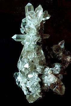 Grosse, helle Doppelender-Quarz-Gruppe| mit wenig Chlorit; F: Grimselstollen, KWO, BE; H: 30cm (Sammlung Kraftwerke Oberhasli)