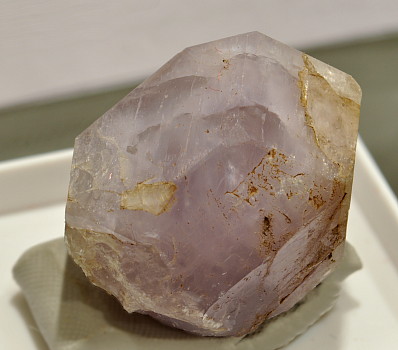 Lila Apatit Einzelkristall| F: Fibbia, Gotthard, TI;  B: 3cm (Sammlung Arno Gibellini)