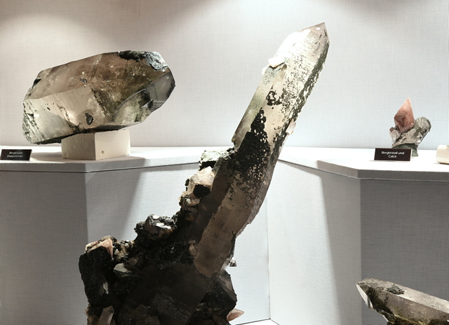 Grosser Bergkristall mit Hämatit, Calcit und Chlorit| LK: ca. 60cm; Fundort: Rauris