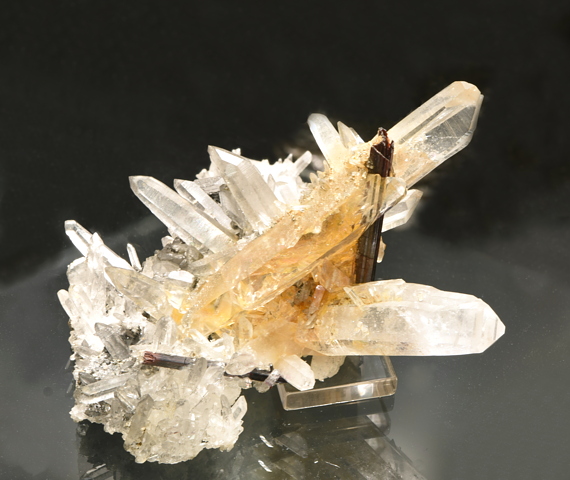 Bergkristallgruppe mit Rutilkristall| B: ca. 20cm; Fundort: Rauris
