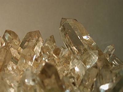 Detail einer grösseren Marmotta-Gruppe, mit wasserklaren perfekten Kristallen (längste Kristalle ca. 15 cm lang.
