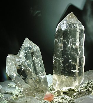 Klarste Bergkristalle| H: 40cm und Rosa-Fluorite (B: 6cm); Fundort: Planggenstock, Göscheneralp (UR)