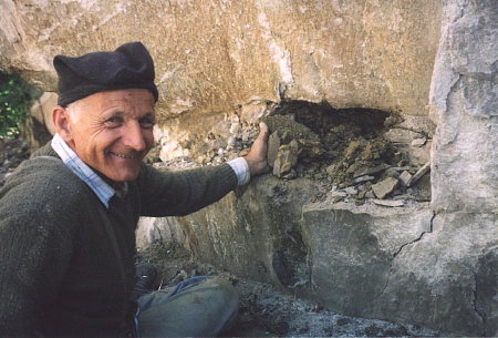 Eine frisch geöffnete Kluft| (2002) in der Cavradi und der stolze Finder 