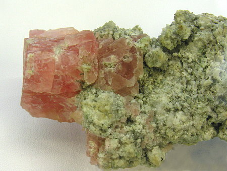 Rosa Fluorit auf Matrix| B: 7cm; F: Nägelisgrätli, Rhonegletscher (VS) 