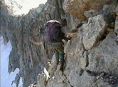 Urs mit dem überschweren Rucksack, beim Abstieg in der Wand zurück zum Biwak
