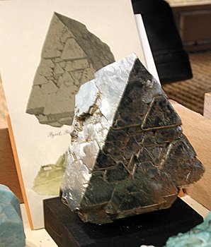 Ein eindrücklicher Pyrit-Oktaeder| vor seinem Abbild in einer Daguerrotypie, Fundort: unbekannt [2958] H: ca. 12 cm