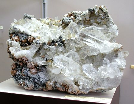 Bergkristall mit diversen Mineralien|: zersetzter Ankerit (kugelige Rosetten), Muskovit, Calcit (kleine Skalenoeder), Hämatit, Druckstollen KW Wassen bei Wassen, Naxbergstöckli, UR [15197]| B: ca. 20 cm