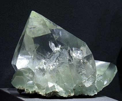 Klarer Quarzkristall mit Amiant-Einschluss| B: 12cm; F: Val Cavrein (GR); Coll. Franco und Daniel Tomaschett (Trun) 