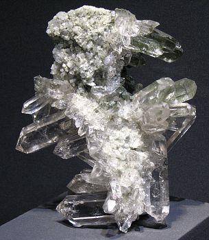 Bergkristallgruppe mit Adular| H: 15cm; F: Val Cavrein (GR); Coll. Franco und Daniel Tomaschett (Trun) 