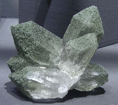 Quarz mit Chlorit| schön aufgebaut, B: 8cm; F: Voralp (UR); Coll. Bruno und Kurt Müller & Sepp Jauch (Attinghausen, Erstfeld und Schattdorf) 