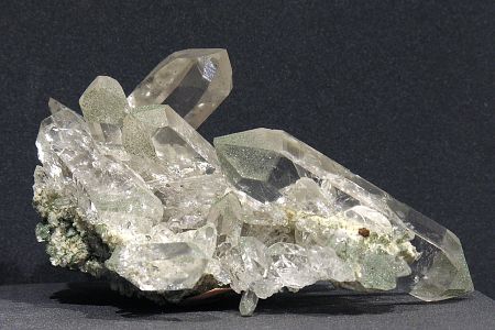Helles Bergkristallgrüppchen mit Doppelender| B: 10cm; F: Felli (UR); Coll.  Alex Russi (Andermatt) 