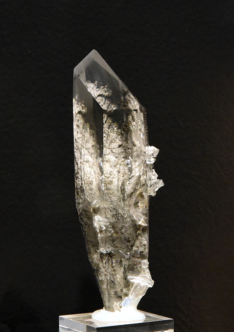 Klarer Bergkristall mit Schiefereinschluss| H: 10 cm; F: Piz Regina, GR; Sammlung: Marco Monn
