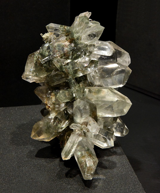 Bergkristallgruppe mit Chloriteinschluss| H: 14 cm; F: Crap Teig, GR; Sammlung: Marco Monn