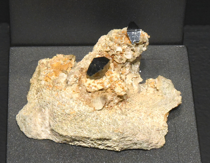 Anatas auf Calcit (Fälschung)| Die Anatase auf wenig Muttergestein sind echt und wurden auf eine grössere Stufe montiert. B: 6 cm; F: 'Crapteig, GR'; Sammlung: Valentin Sicher