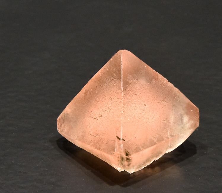 Rosafluorit Oktaeder| B: 3 cm; F: Göscheneralp, UR; Sammlung: Markus Mattli