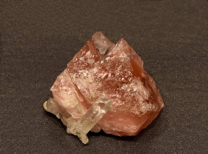 Rosafluorit mit Bergkristall| B: 6 cm; F: Göscheneralp, UR; Sammlung: Christoph Betschart, Joel Regli, Thomas Betschart, Thomas Steinbrugger