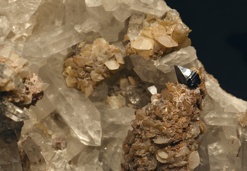 Anatas auf Quarz und Calcit| (Detail-Ansicht) LK: 1 cm; F: Crapteig, GR; Sammlung: Marco Monn