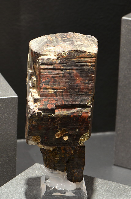 Pyrit | (mit Limonitüberzug) H: 8 cm; F: Val Strem, GR; Sammlung: Marco Monn